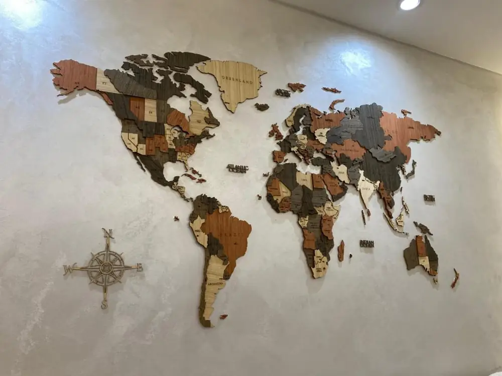Carte du monde en bois sur un mur en tadelakt