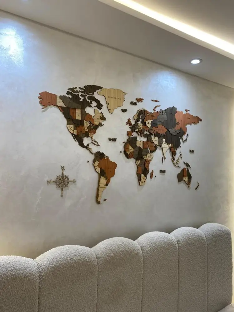 Carte du monde au-dessus d'un canapé bouclette