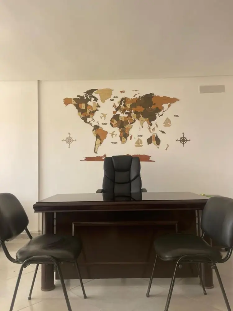 Carte du monde dans un bureau, derrière le fauteuil