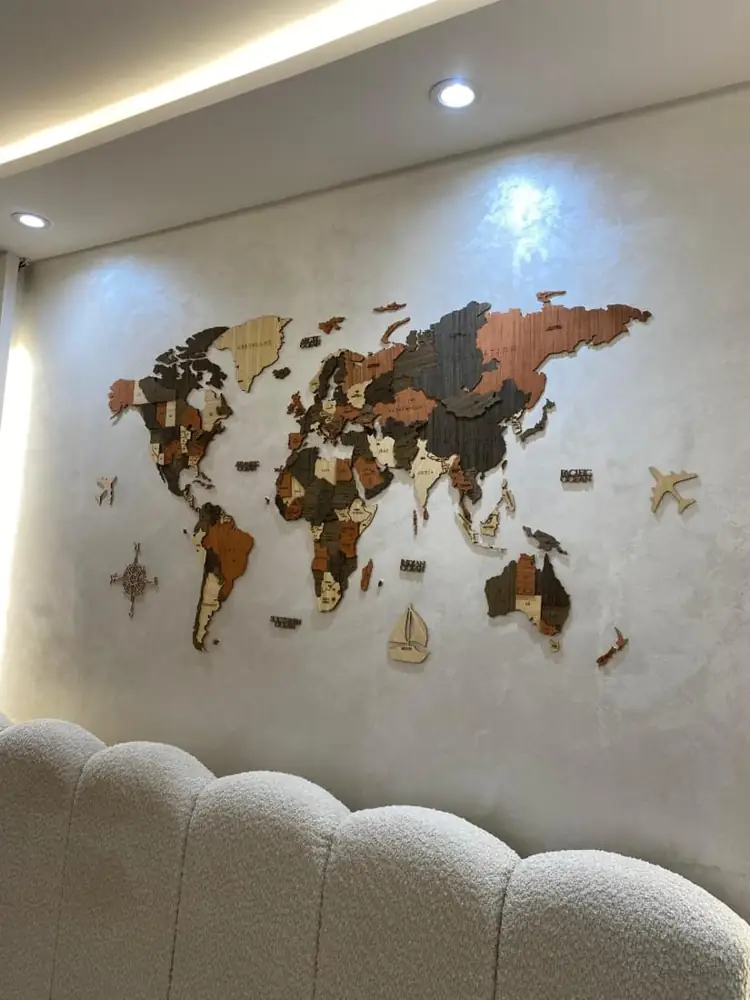 Carte avec avions et voilier en bois